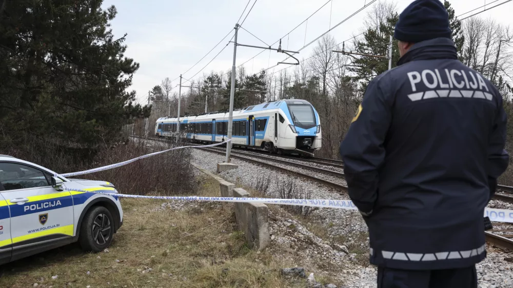- 21.12.2023 &ndash; Postojna - železni&scaron;ka nesreča &ndash; potni&scaron;ki vlak je zbil &scaron;est delavcev Slovenskih železnic, ki so na tirih opravljali vzdrževalna dela, dve osebi sta umrli, &scaron;tirje huje po&scaron;kodovani - železni&scaron;ka proga na železni&scaron;kem prehodu Rakitnik med Prestrankom in Postojno //FOTO: Jaka Gasar