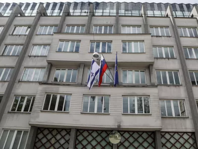 - izraelska, slovenska in evropska zastava na poslopju slovenske vlade - 15.05.2021 &ndash; Vlada Republike Slovenije - izobe&scaron;ena zastava Izraela na pročelju poslopja vlade v znak solidarnosti z Izraelom - Gregorčičeva ulica //FOTO: LUKA CJUHA.