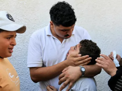 A man consoles a child during the funeral of Palestinians who were killed in Israeli strikes, according to medics, in Gaza City, August 26, 2026. REUTERS/Dawoud Abu Alkas   TPX IMAGES OF THE DAY / Foto: Dawoud Abu Alkas