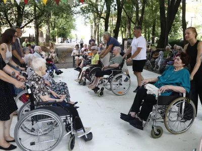 27.8.2026 - DSO Tabor - dom upokojencev - starost - dolgotrajna oskrba - sosedsko druženje in ples pod kro&scaron;njami v parku Tabor Foto: Luka Cjuha