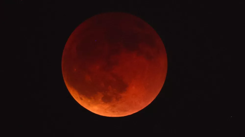 The "Blood Moon" rises in the sky during a total lunar eclipse, in Cairo, Egypt September 7, 2025. REUTERS/Amr Abdallah Dalsh