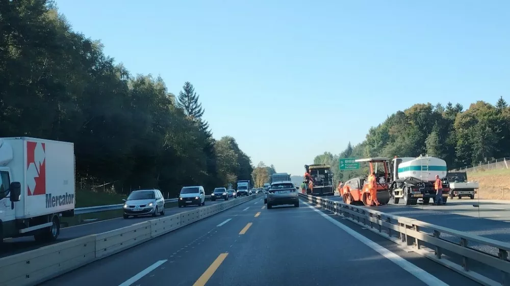 Na &Scaron;tajerski avtocesti bodo kmalu zaključili z deli in po promet med predoroma Golo rebro in Pletovarje v smeri Maribora in v obratni smeri proti Ljubljani spet stekel po dveh pasovih v vsako smer. F Mojca Marot