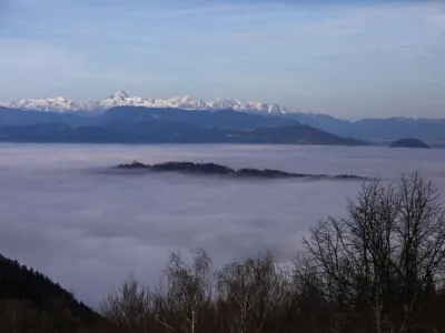 12.12.2025 - reportaža megla - megla v Ljubljani - ljubljanska megla - Ra&scaron;ica razgledni stolpFoto: Luka Cjuha