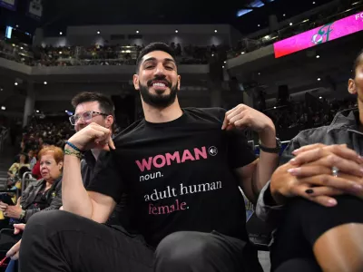 FILE PHOTO: Aug 23, 2026; Chicago, Illinois, USA; Turkish-American former basketball player and human rights activist Enes Kanter Freedom is seen prior to a game between the Indiana Fever and the Chicago Sky at Wintrust Arena. Mandatory Credit: Patrick Gorski-Imagn Images/File Photo / Foto: Patrick Gorski