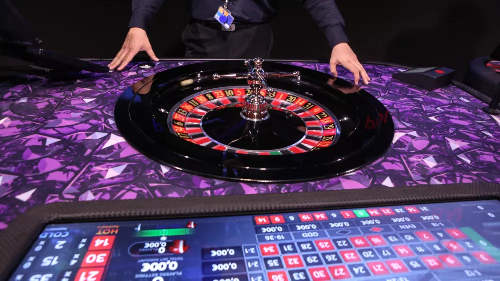 - ruleta - - 08.12.2016 - HIt Casino Perla Nova Gorica - otvoritev nove igralnice Pulse Arena, kjer je možnost igranja različnih priljubljenih iger na eni igralni napravi - igralni&scaron;ko-zabavi&scaron;čni center - igralni&scaron;tvo - igralnica   //FOTO: Luka Cjuha. .