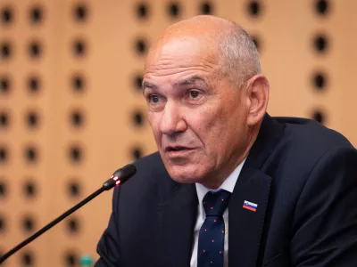 Brdo pri Kranju, Kongresni center Brdo.Zacetek dvodnevnega posveta slovenske diplomacije, ki ga gosti zunanji minister Tone Kajzer.Predsednik vlade Janez Jansa.