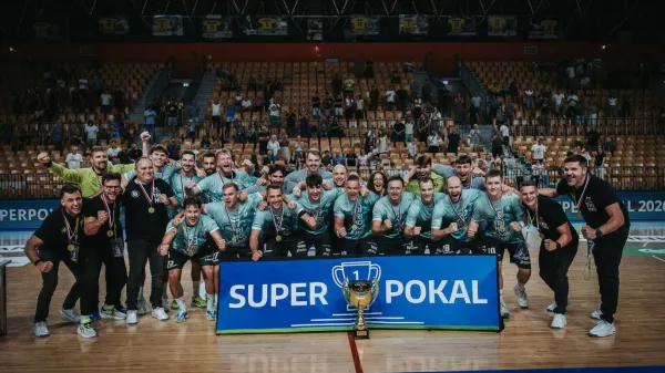 Rokometa&scaron;i Trima Trebnje so se po rokometni loteriji razveselili prve lovorike v sezoni. Foto: RK Trimo Trebnje