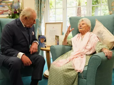 FILE - Britain's King Charles III meets the world's oldest person, 116-year-old Ethel Caterham, in Lightwater, England, Sept. 20, 2025. Ms Caterham is celebrating her 117th birthday on Friday Aug. 21, 2026. (Jonathan Brady/PA via AP, File) / Foto: Jonathan Brady