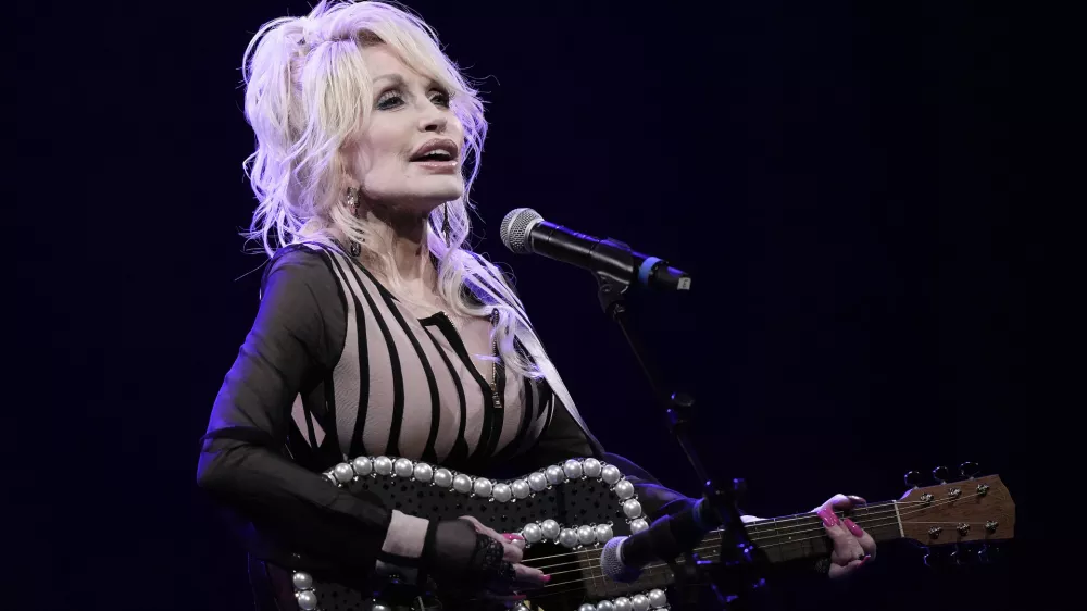 FILE - Dolly Parton performs during an event celebrating the Kansas statewide expansion of Dolly Parton's Imagination Library Monday, Aug. 14, 2023, in Overland Park, Kan. Carl Dean, Dolly Parton's husband of nearly 60 years, died Monday, March 3, 2025, in Nashville, Tenn., at age 82. (AP Photo/Charlie Riedel, File) / Foto: Charlie Riedel