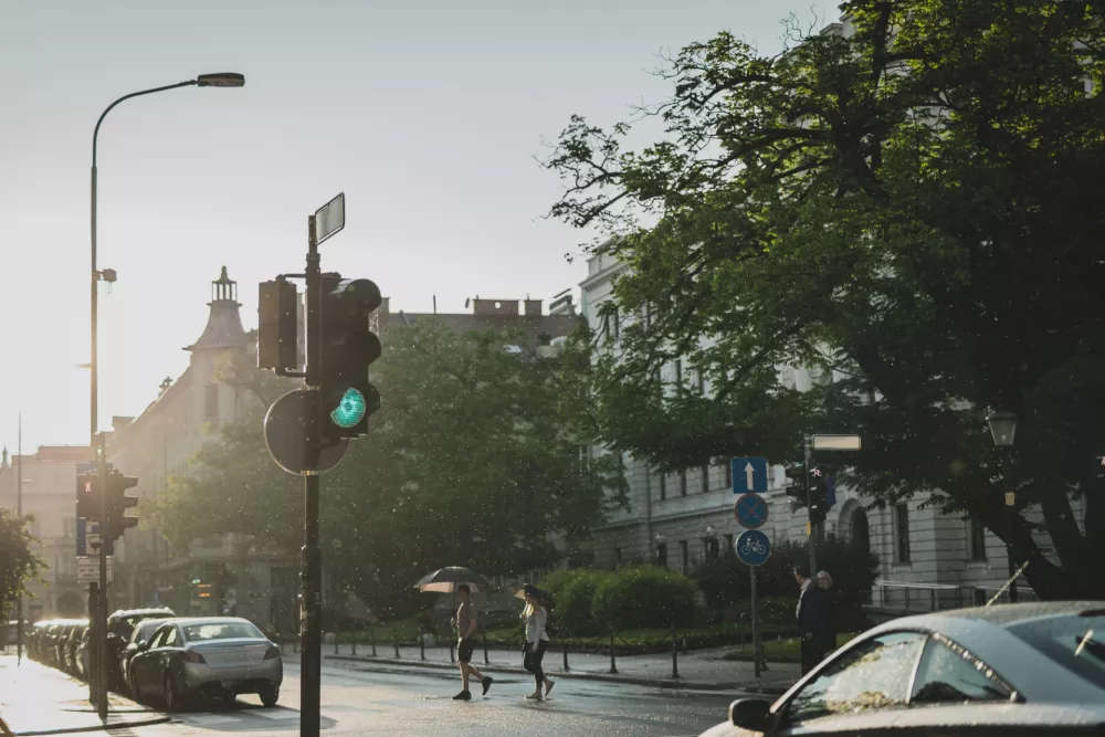 Danes si utegneta sonce in dež podajati roke.
