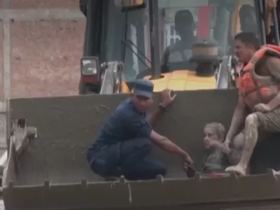 97-letnico so na varno pripeljali z bagrom.