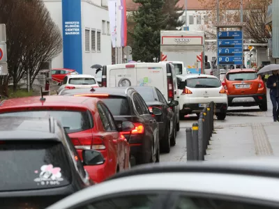 Maribor - Ljubljanska ulica - Ukc Maribor - gneča kolona - avtomobili - parkiranje garažna hi&scaron;a - kolona za vstop v Ukc in garažno hi&scaron;o - - Avtor: Sa&scaron;o Bizjak / Foto: Sa&scaron;o Bizjak