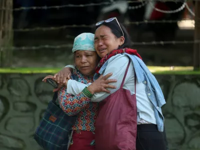 Matti Maya Tamang po tem, ko je srečala &scaron;e prijateljico, za katero je prav tako mislila, da je umrla v tragediji. / Foto: Reuters