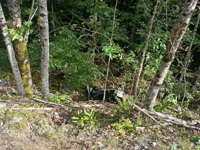 Mlad motorist je pristal na dnu grape in se hudo po&scaron;kodoval. 