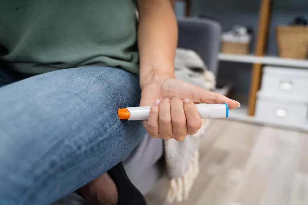 Woman Injecting Epinephrine Using Auto-injector Syringe As An Emergency Treatment For Allergic Reaction / Foto: Andreypopov Getty Images