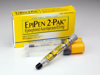 Chattanooga, United States - August 12, 2011: EpiPen is an Epinephrine auto-injector type syringe that is used to treat life-threatening allergic reactions or anaphylaxis. / Foto: Smartstock Getty Images