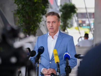 Ljubljana, Kristalna palaca.Novinarska konferenca predsednika stranke Svoboda Roberta Goloba, na kateri je napovedal vlado v senci.
