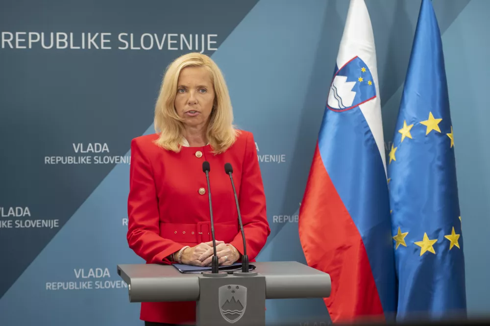 Ljubljana, vlada.Novinarska konferenca po redni seji vlade.Ministrica za notranje zadeve Tatjana Bobnar.