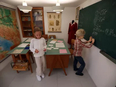 (REPORTAŽA) Nekoč bosi, danes z ble&scaron;čečimi zvezki: prvi &scaron;olski dan skozi čas