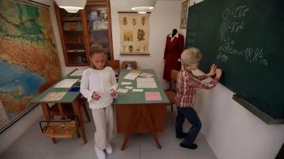 (REPORTAŽA) Nekoč bosi, danes z bleščečimi zvezki: prvi šolski dan skozi čas