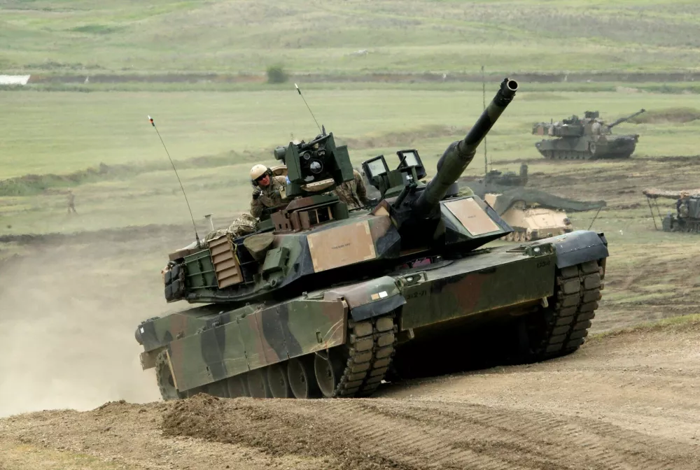 FILE PHOTO: U.S. M1A2 "Abrams" tank moves to firing positions during U.S. led joint military exercise "Noble Partner 2016" near Vaziani, Georgia, May 18, 2016. REUTERS/David Mdzinarishvili/File Photo