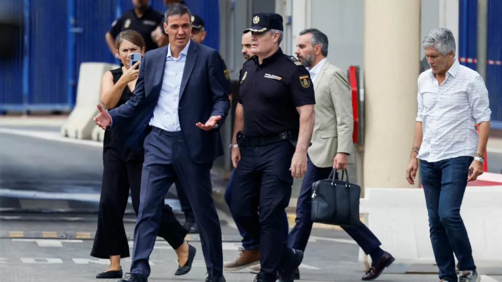 Spanish Prime Minister Pedro Sanchez visits the border area, amid mass crossings of migrants on foot and by sea from Morocco into Spanish territory, in Ceuta, Spain, July 31, 2026. REUTERS/Jon Nazca   TPX IMAGES OF THE DAY