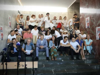 Ljubljana, Dom sindikatov.Novinarska konferenca sindikalnih central, clanic Ekonomsko-socialnega sveta, pred zacetkom zbiranja podpisov za referendum o zakonu o interventnih ukrepih za razvoj Slovenije.