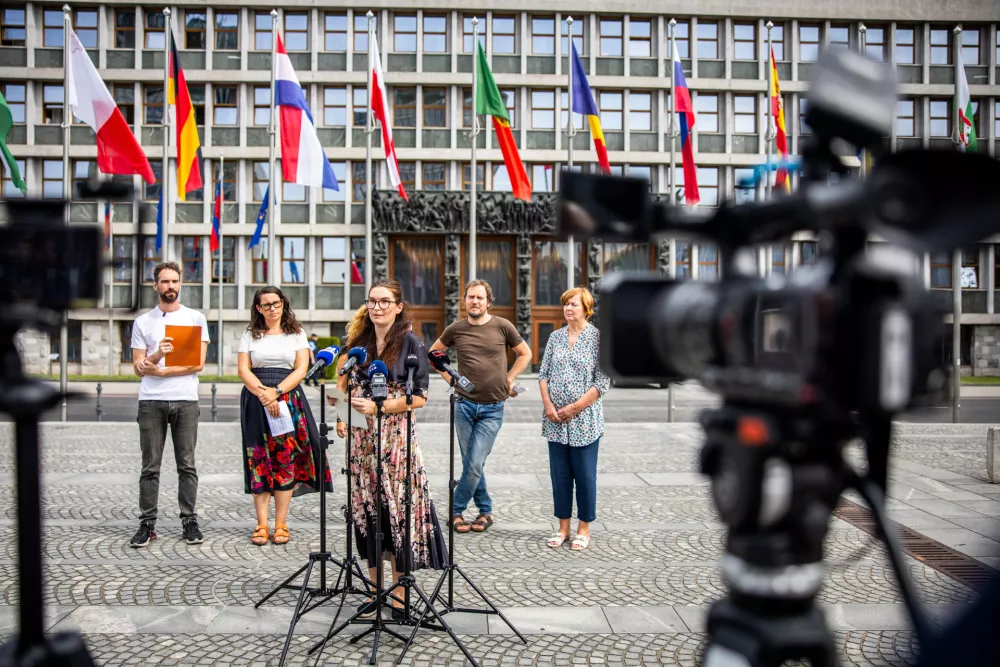 Ljubljana, DZ.Novinarska konferenca nevladnih organizacij ob predlaganih spremembah zakona o tujcih.