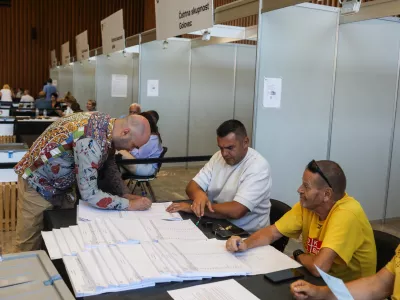 - Denis Striković, mestni svetnik Levica Vesna,- 07.07.2026. - Predčasno glasovanje za Referendum o spremenjenem parkirnem odloku. Gospodarsko razstavi&scaron;če Ljubljana.//FOTO: Bojan Velikonja