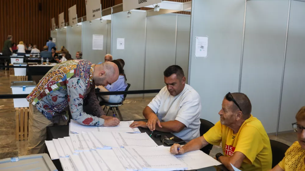 - Denis Striković, mestni svetnik Levica Vesna,- 07.07.2026. - Predčasno glasovanje za Referendum o spremenjenem parkirnem odloku. Gospodarsko razstavi&scaron;če Ljubljana.//FOTO: Bojan Velikonja