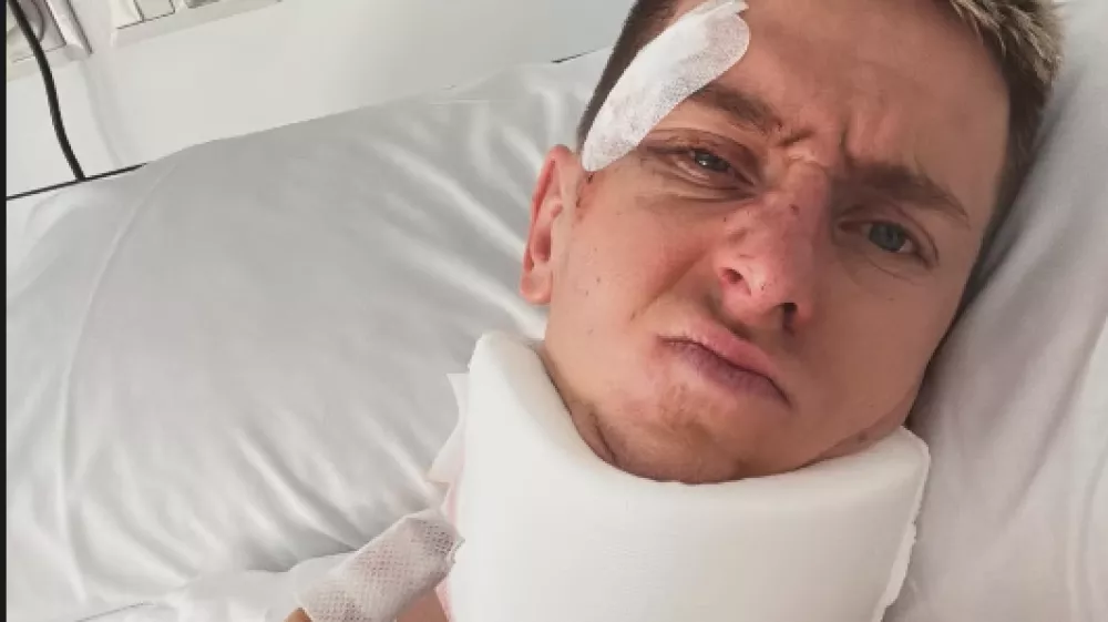 Tadej Pogačar se je oglasil iz bolni&scaron;nične postelje z borbenim sporočilom, potem ko je v soboto na 8. etapi Dirke po &Scaron;paniji utrpel hude po&scaron;kodbe pri padcu.