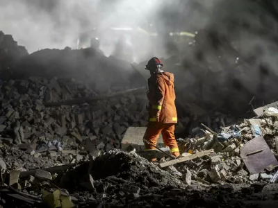 As night falls in Kyiv, rescue services continue to work on site of impact after a Russian missile strike on Ukraines capital Kyiv, hitting a residential area in the Sviatoshynskyi District. At least twelve people have been killed and many more injured. Kyiv Kyiv City Ukraine No Use Switzerland. No Use Germany. No Use Austria