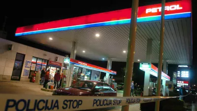 oborožen rop črpalke Petrol - bencinski servis na Celovški cesti v Ljubljani, //FOTO: Matej PovšeOPOMBA: ZA OBJAVO V ČASOPISU DNEVNIK