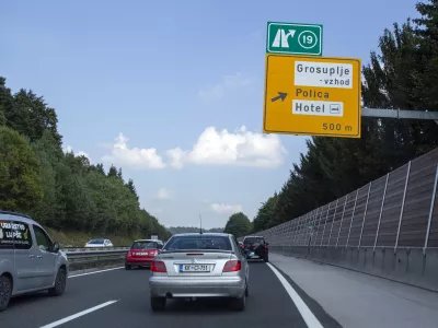 - avtocestni izvoz za Grosuplje- 27.08.2019 &ndash; Dolenjska avtocesta med Grosupljem in Vi&scaron;njo Goro &ndash; vi&scaron;njegorski klanec - prenova 6,2 kilometra vozi&scaron;ča avtoceste proti Novemu mestu - obnova ceste //FOTO: Matjaž Ru&scaron;t