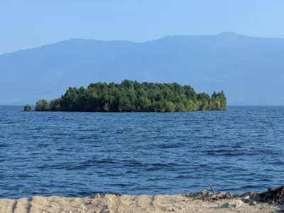 otok na jezeru v Kanadi