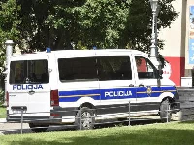 18.06.2026., Sibenik - Kombi interventne policije ispred suda u Sibeniku.