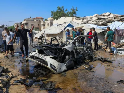 Palestinians gather at the site of Israeli strikes and gunfire in Gaza City, September 1, 2026. REUTERS/Ebrahim Hajjaj   TPX IMAGES OF THE DAY