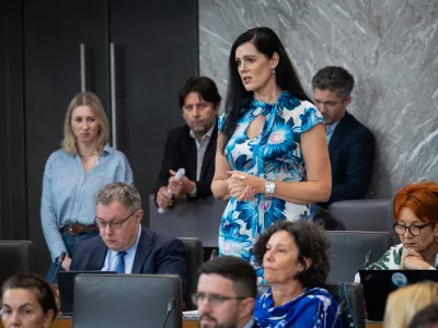 Ljubljana, DZ.Izredna seja DZ z obravnavo liste kandidatk in kandidatov za ministrice in ministre vlade ter mandatno-volilne zadeve.Poslanka Svobode Janja Sluga.