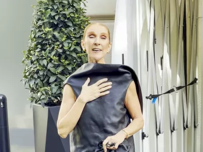 C&eacute;line Dion quitte le Royal Monceau entour&eacute;e d'une foule de fans et s'offre un joli moment avec eux en dansant sur l'un de ses titres les plus embl&eacute;matiques, "Pour que tu m'aimes encore", &agrave; Paris, France, le 1er septembre 2026. &copy; L&eacute;a Vieillot/Bestimage Canadian singer Celine Dion leaves the Royal Monceau surrounded by a crowd of fans and shares a lovely moment with them, dancing to one of her most iconic songs, "Pour que tu m'aimes encore," in Paris, France, on September 1, 2026.,Image: 1129948308, License: Rights-managed, Restrictions:, Model Release: no 