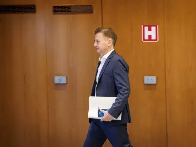 Ljubljana, DZ.Izredna seja DZ, na kateri so obravnavali predlog zakona o interventnih ukrepih za razvoj Slovenije, predlog odloka o ustanovitvi in nalogah delovnih teles DZ ter mandatno-volilne zadeve.Predsednik vlade, ki opravlja tekoce posle in predsednik Gibanja Svoboda Robert Golob.