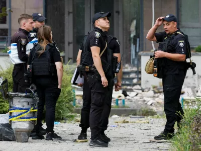 Police officers stand next to a part of a Russian drone, at the site of an apartment building damaged by a Russian drone strike, amid Russia's attack on Ukraine, in Kyiv, Ukraine September 1, 2026. REUTERS/Gleb Garanich