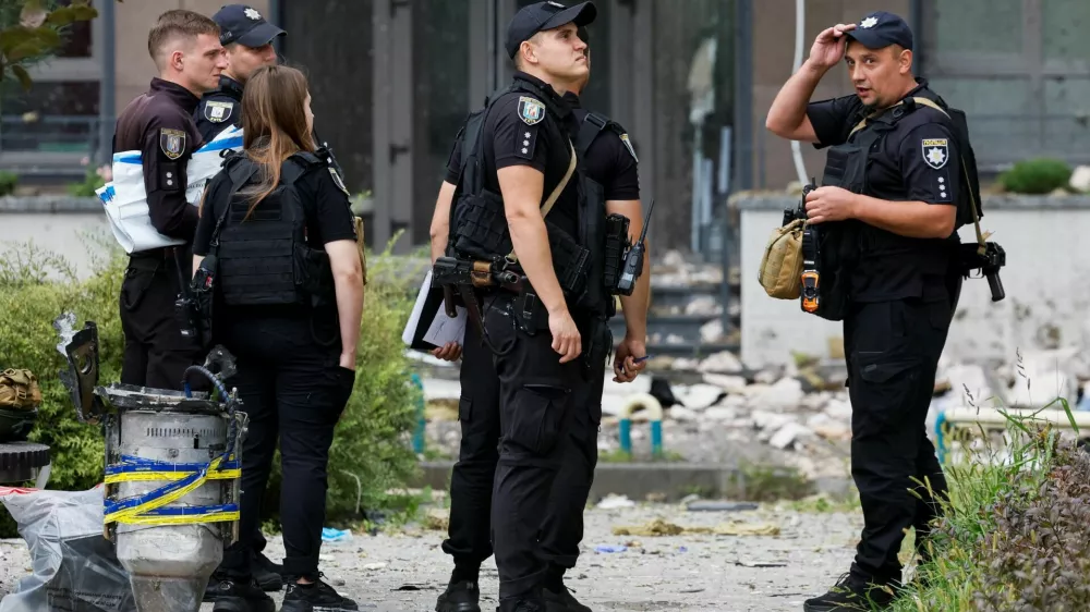 Police officers stand next to a part of a Russian drone, at the site of an apartment building damaged by a Russian drone strike, amid Russia's attack on Ukraine, in Kyiv, Ukraine September 1, 2026. REUTERS/Gleb Garanich