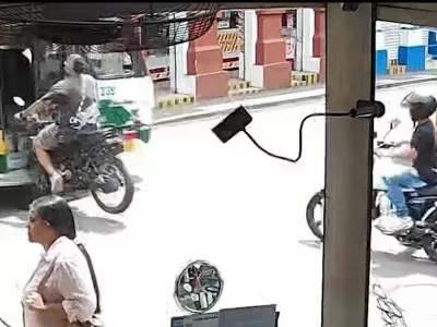 Motorist jo je v skoraj&scaron;njem trčenju z avtobusom odnesel skoraj brez prask. 