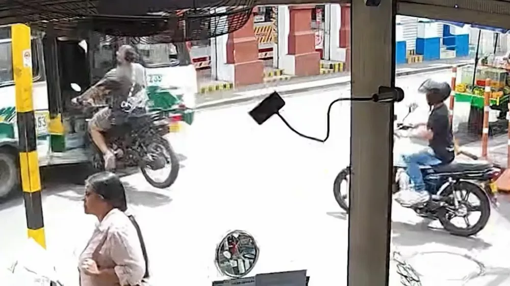Motorist jo je v skoraj&scaron;njem trčenju z avtobusom odnesel skoraj brez prask. 