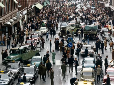 Kungsgatan, Stockholm, dan H, ko so &Scaron;vedi začelo voziti po levi.