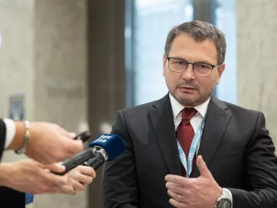 Ljubljana, GH Union.Odprtje konference ob dnevih dobaviteljev avtomobilske industrije v organizaciji ministrstva za gospodarstvo, turizem in sport, agencije Spirit, Andragoskega centra Slovenije (ACS), Slovenskega avtomobilskega grozda in GZS, na kateri so se prisotnim kitajskim avtomobilskim proizvajalcem predstavili slovenski dobavitelji avtomobilske industrije.Clan uprave Uniorja Branko Bracko.