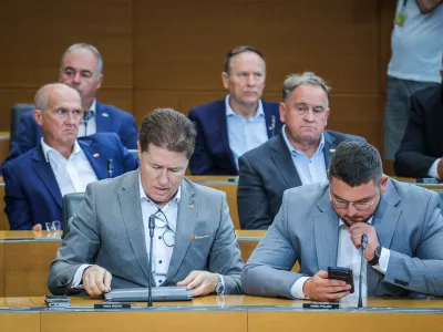 Ljubljana, DZ.Izredna seja DZ, na kateri so obravnavali zahtevo Specializiranega drzavnega tozilstva za odlocitev o dovoljenju za zacetek kazenskega postopka zoper poslanca Svobode Roberta Goloba v zadevi Bobnar.Poslanca SDS Franc Breznik in Andrej Poglajen.
