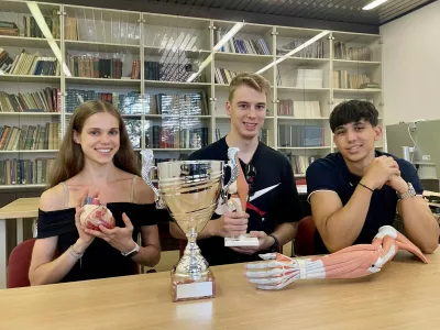 Na 8. mednarodni olimpijadi iz znanja anatomije &ndash; International Anatomy Olympiad (IAO) 2026 &ndash; so se &scaron;tudenti pomerili v zahtevnih teoretičnih in praktičnih nalogah. V kar &scaron;esturnem praktičnem delu so med drugim prepoznavali anatomske strukture na anatomskih preparatih, mikroskopirali, risali anatomske skice, vstavljali periferni venski kanal in izvajali laparoskopske postopke. / Foto: Tja&scaron;a Lampret