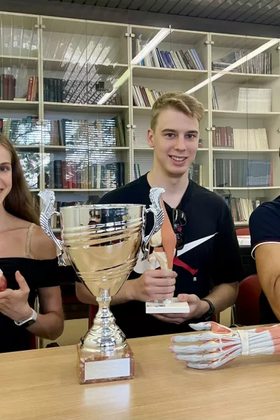 Na 8. mednarodni olimpijadi iz znanja anatomije &ndash; International Anatomy Olympiad (IAO) 2026 &ndash; so se &scaron;tudenti pomerili v zahtevnih teoretičnih in praktičnih nalogah. V kar &scaron;esturnem praktičnem delu so med drugim prepoznavali anatomske strukture na anatomskih preparatih, mikroskopirali, risali anatomske skice, vstavljali periferni venski kanal in izvajali laparoskopske postopke. / Foto: Tja&scaron;a Lampret