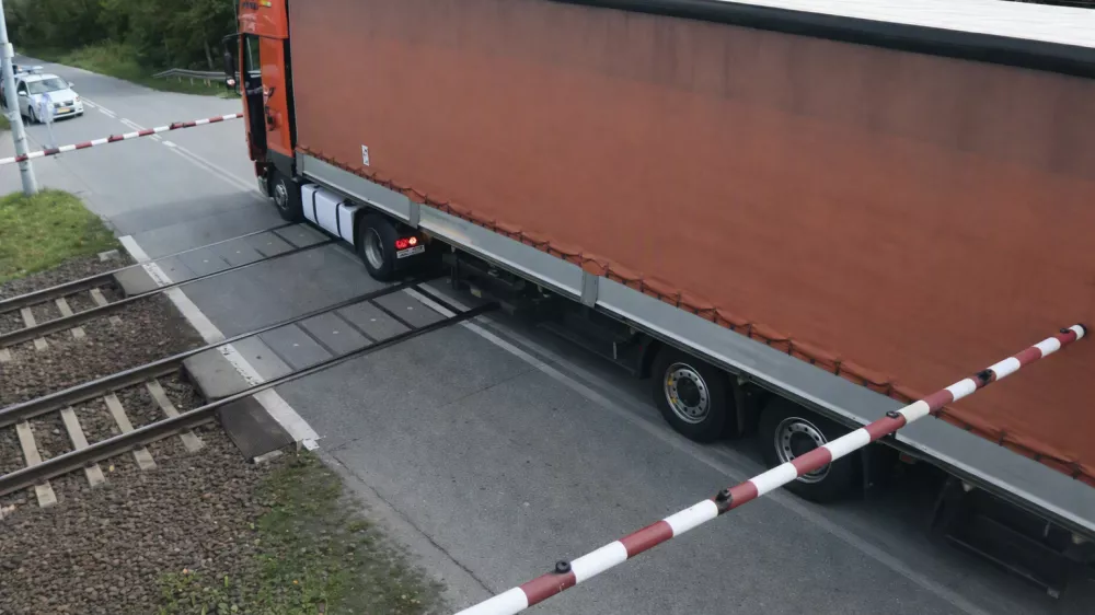 tovorno vozilo, tovornjak, železni&scaron;ki prehod, trčenje, vlačilec